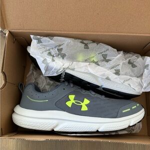 NWT 🏷️ Men’s size 10 Under Armour Sneakers 👟
